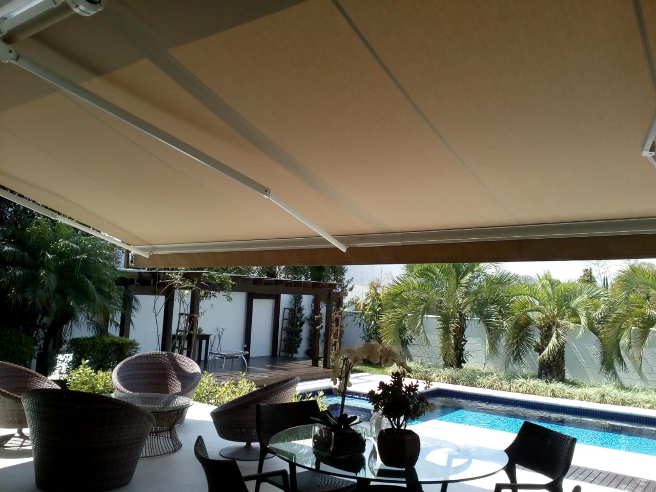 Toldo Stobag em área de piscina